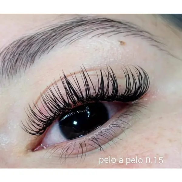 Extensiones clásicas profesionales Aplicación profesional de extensiones de pestañas clásicas en Studio Ximena Urrea
