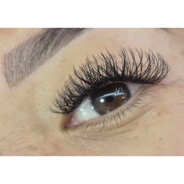 Pestañas brasileñas profesionales Aplicación profesional de extensiones de pestañas brasileñas en Studio Ximena Urrea